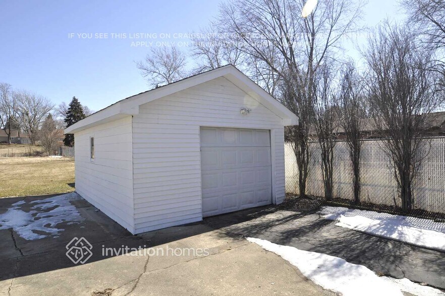 Building Photo - 1227 Lawler Ave