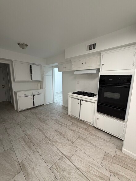 Building Photo - 44539 Lowtree Ave