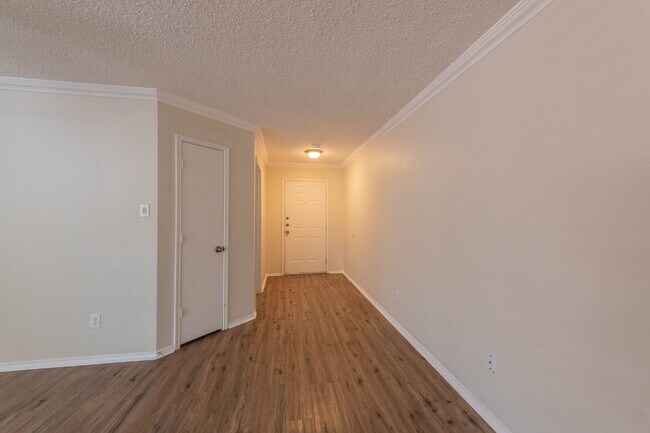 Building Photo - Great Location!