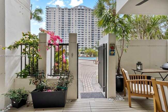 Building Photo - 520 Brickell Key Dr