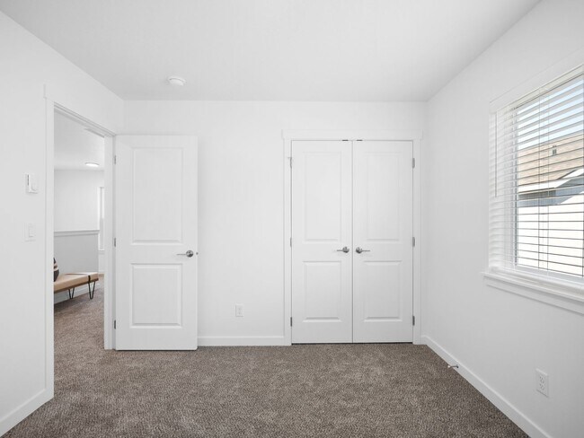 Building Photo - **1/2 Off December rent** New 3 bed/2.5 bath Townhouse in Deer Park!