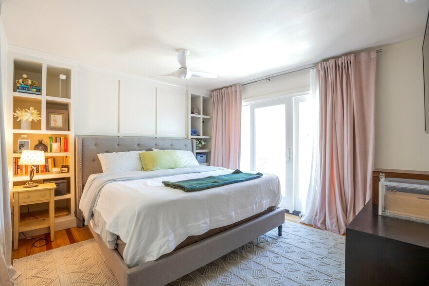 Primary bedroom with double closets - 3870 Broadway St