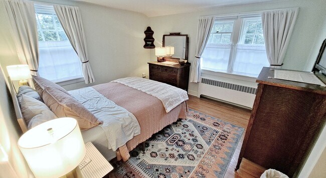 Building Photo - Fully Furnished 4 Bed / 1-1/2 Bath Single Family Home w/2 Car Garage