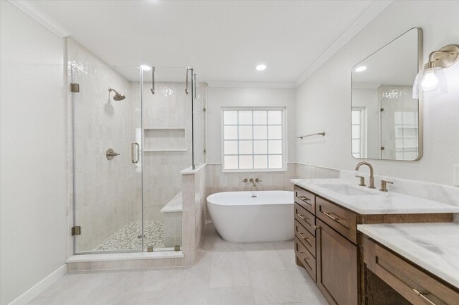 Building Photo - 1063 W 43rd St