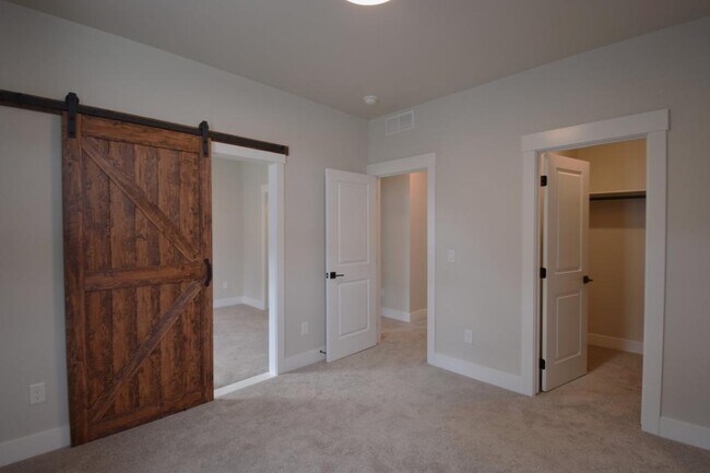 Building Photo - 205 S Ripplerock Ln