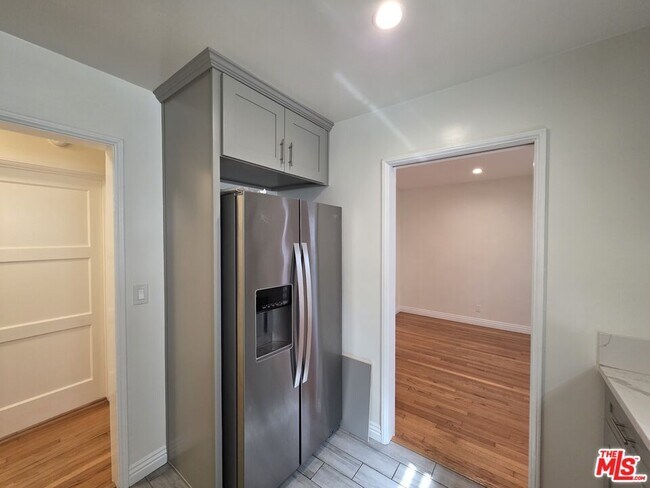 Building Photo - 102 Gaviota Ave