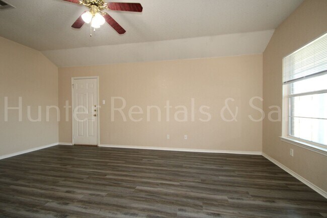 Building Photo - Spacious Duplex!
