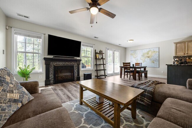 Building Photo - Fully Furnished Month to Month/Short Term Rental!