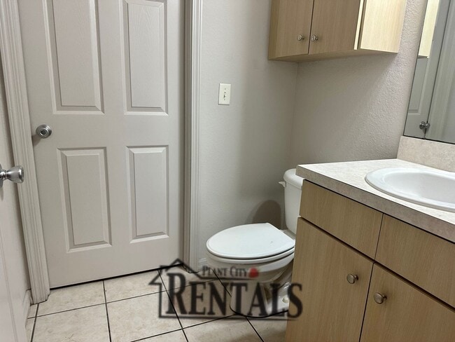 Building Photo - 3/2.5 RARE TOWNHOME NEW PAINT & CARPET