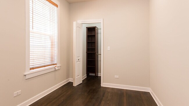 Building Photo - 6429 N Lakewood Ave