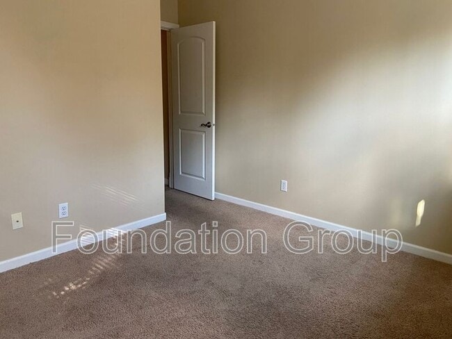 Building Photo - 150 S 152nd St