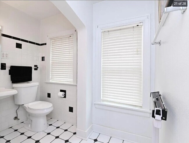 Building Photo - 2501 W Moss Ave