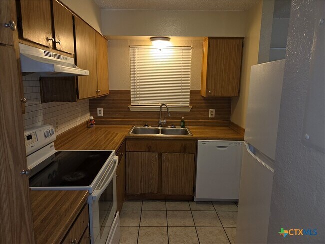 Building Photo - 900 Ticonderoga Dr