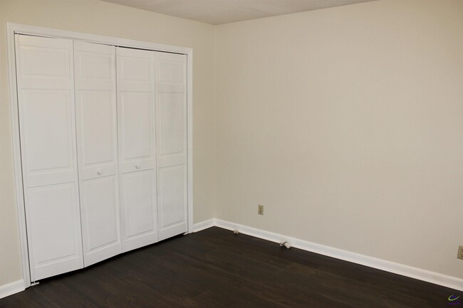 Building Photo - 1004 Ridge Cir S