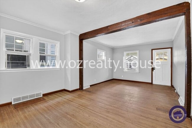 Building Photo - 2032 Barrows St