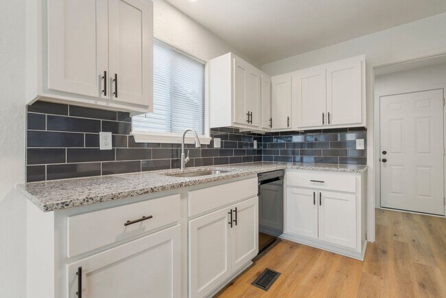 Building Photo - 3 Bed | 2 Bath near Downtown Tulsa!