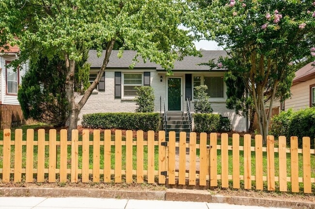 Building Photo - 1006 S Douglas Ave