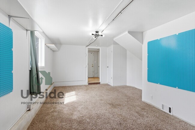 Building Photo - 8719 E Valleyway Ave