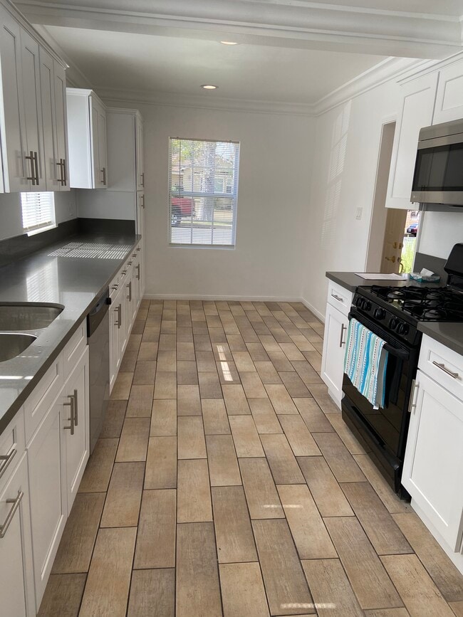 Building Photo - 5016 Enfield Ave