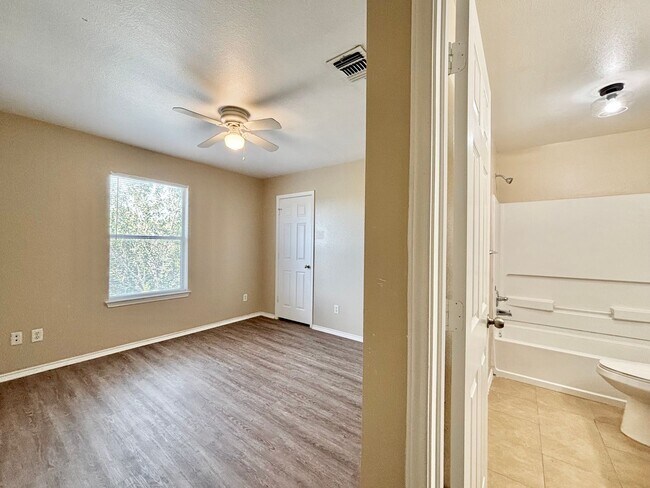 Building Photo - 10603 Mathom Landing