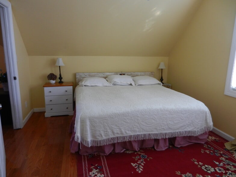 Bedroom - 301 W Yarmouth Rd