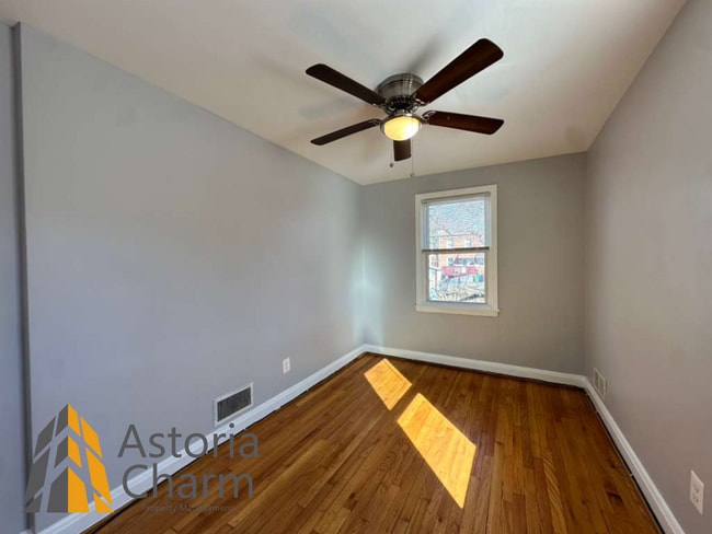 Building Photo - 3 Bedroom Home with Finished Basement, Parking, and Fenced Yard