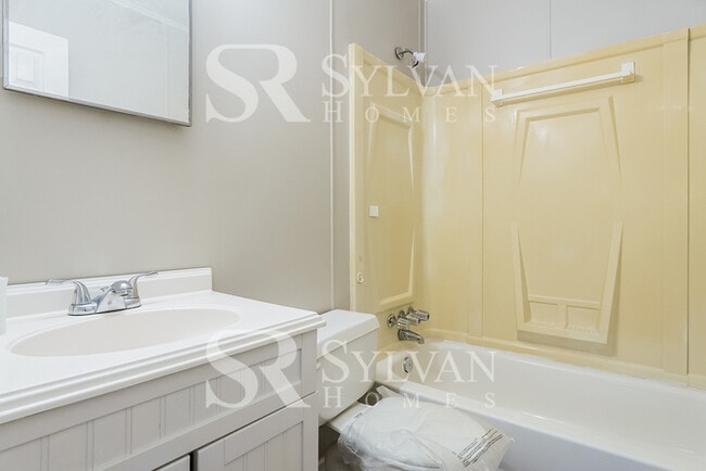 Building Photo - This adorable 4 bedroom, 2 bathroom home