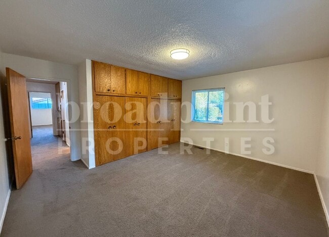 Building Photo - 440 Chestnut Ln