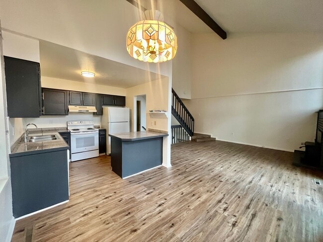 Building Photo - Updated 3 bed 2 1/2 bath  townhome with 2 ...