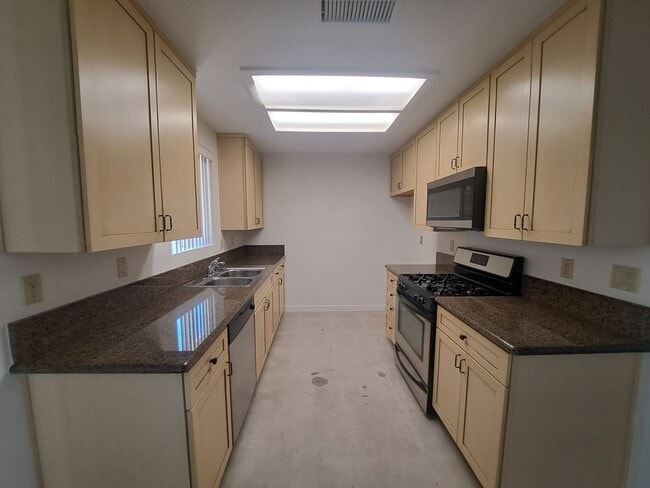 Building Photo - 4 bedroom!! Close to town, shopping and sc...