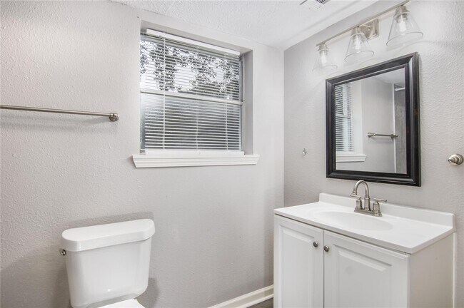 Building Photo - 1702 Athens Dr