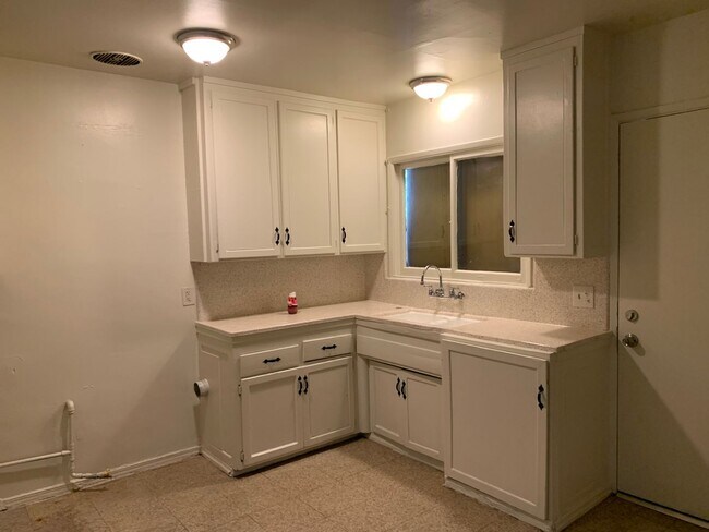 Building Photo - For rent by owner, section-8 ok - 3-Bed House on Cul-de-sac