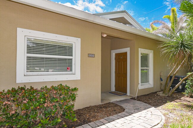 Building Photo - 649 NE Bent Paddle Ln