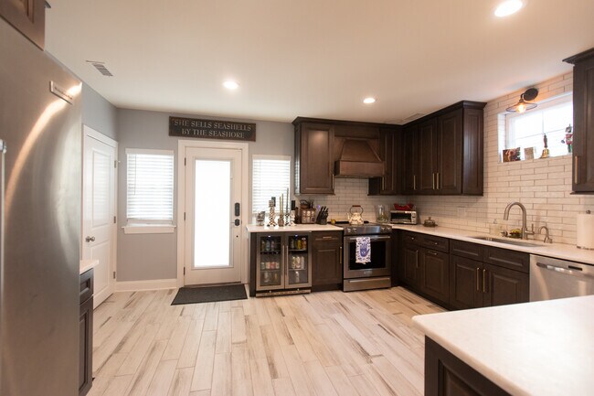 Building Photo - 107 S Richards Ave