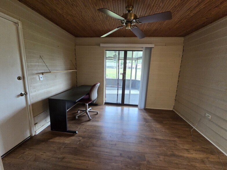 Bonus Sunroom, Office, or Rec Area! - 35086 Whispering Oaks Blvd