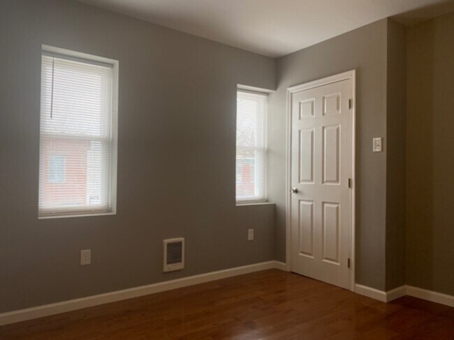 Building Photo - 925 N Markoe St