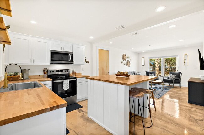 Building Photo - 107b A St