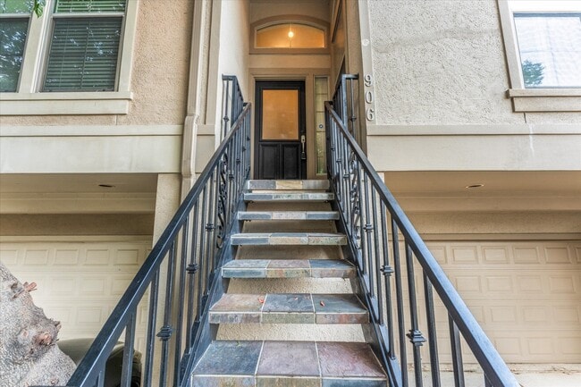 Building Photo - 906 Reinicke St