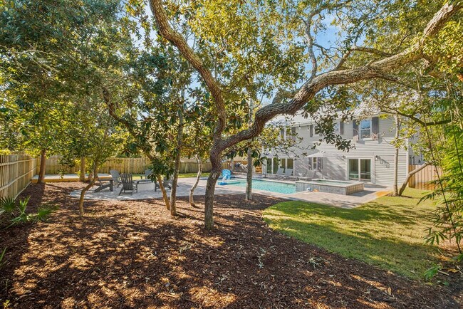 Building Photo - 383 Lakeview Dr