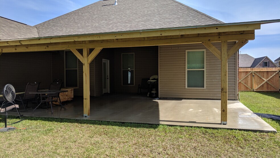 Building Photo - 742 Red Pine Dr