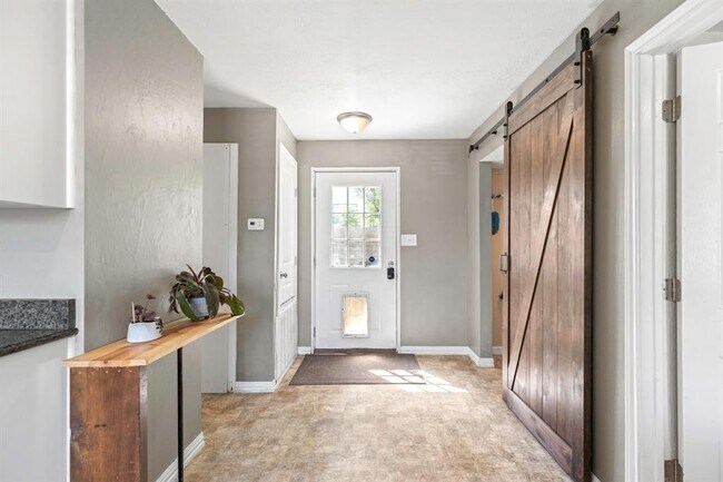 Building Photo - 11004 Elm St