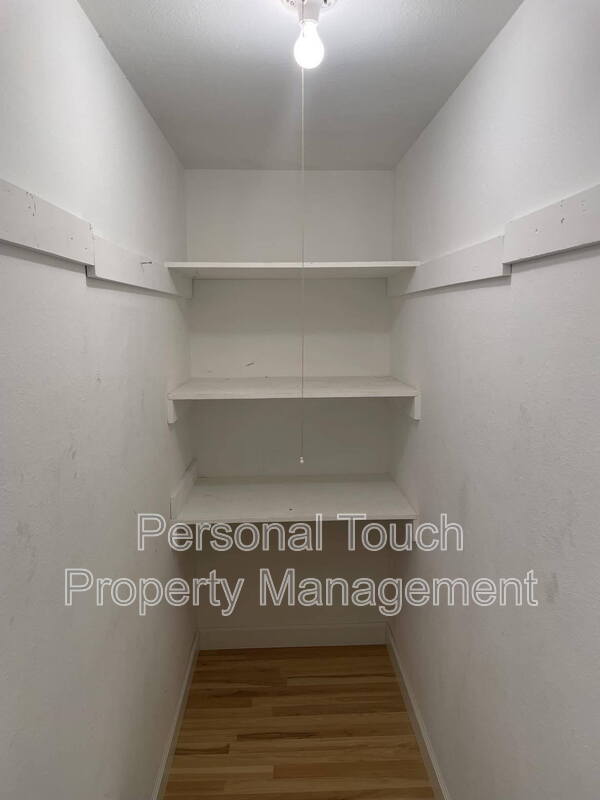 Building Photo - 1305-16 1/2 16 1/2 St S