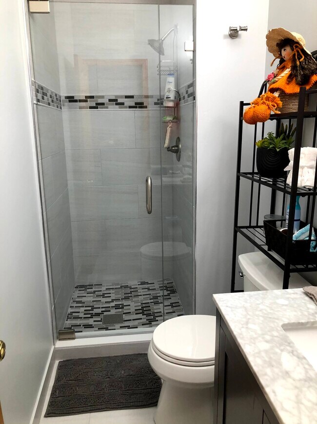 2nd floor bathroom - 679 Woodduck Dr