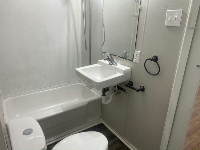 Building Photo - 6 Circle Dr