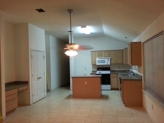 Building Photo - 307 Dakota Dr