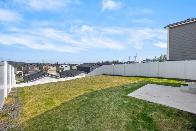 Building Photo - Beautiful 2022 Built Home With Views!