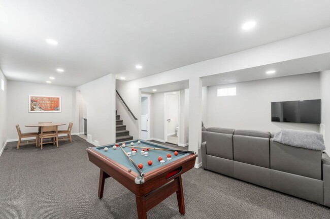 Building Photo - FURNISHED HOUSE! Short or Long Term! Large Newly Renovated Fully Furnished Modern 5 Bedroom Home ...