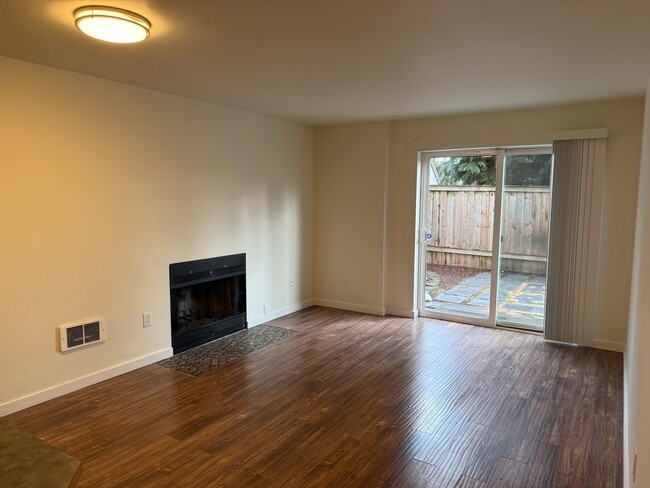 Building Photo - Beautiful Bottom Floor 1 Bed 1 Bath Shorel...