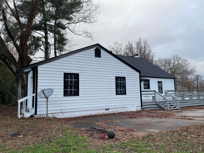 Building Photo - Live on Maple