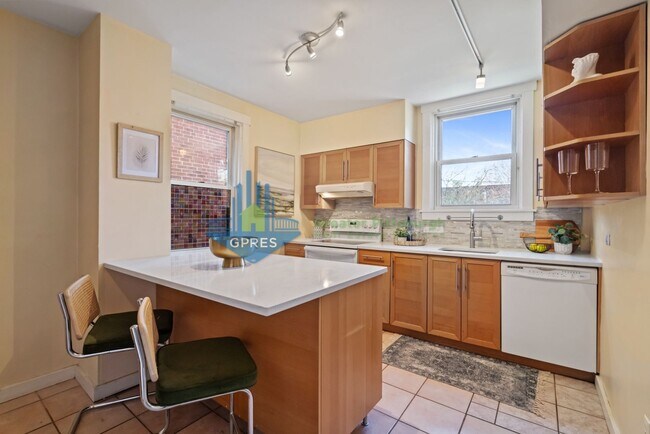 Building Photo - Spacious 3-Bedroom Home w/ Parking & Central A/C – Squirrel Hill